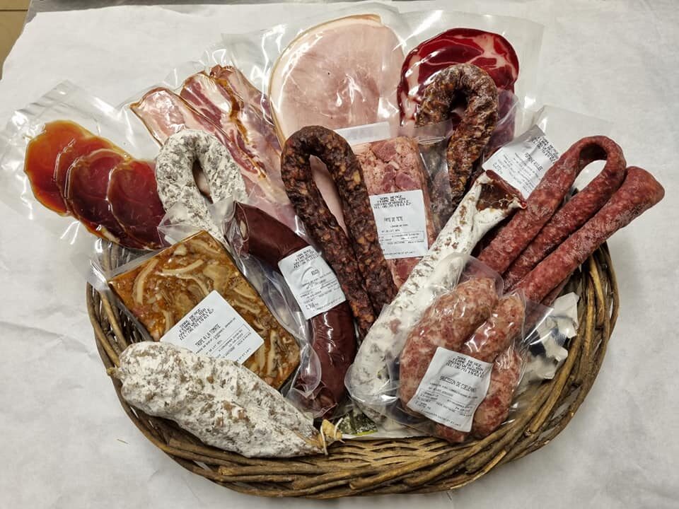 Charcuterie ariégeoise, à la Ferme Bel-Air. Un goût authentique, produit sur place.
Jambon de Pays, saucisse, boudin conserve ...